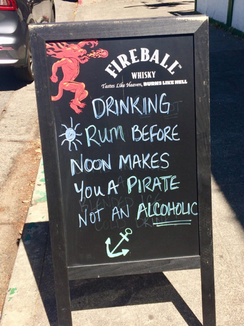 Pití rumu před polednem z vás dělá piráta, ne alkoholika