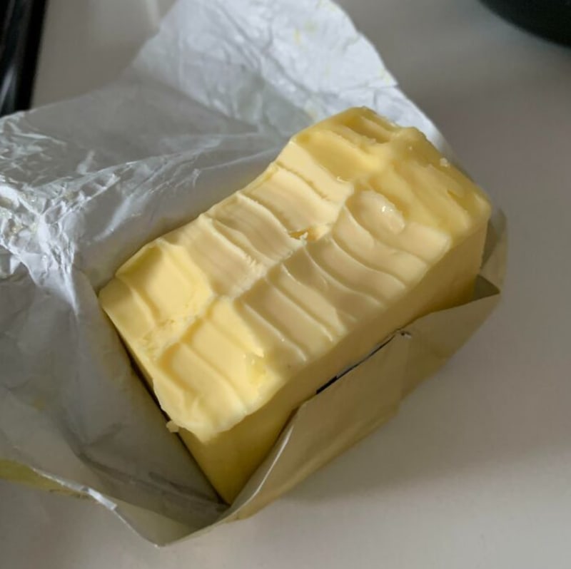Spolubydlící si při vaření odkousává kusy másla a pak je plive na pánev