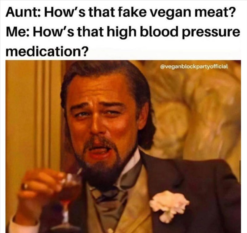 "Tetička: Jak chutná to falešné veganské maso? Já: A jaké jsou ty prášky na vysoký krevní tlak?"