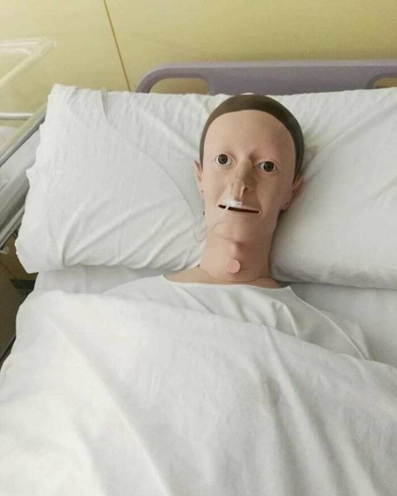 Mark Zuckerberg nemocný v posteli