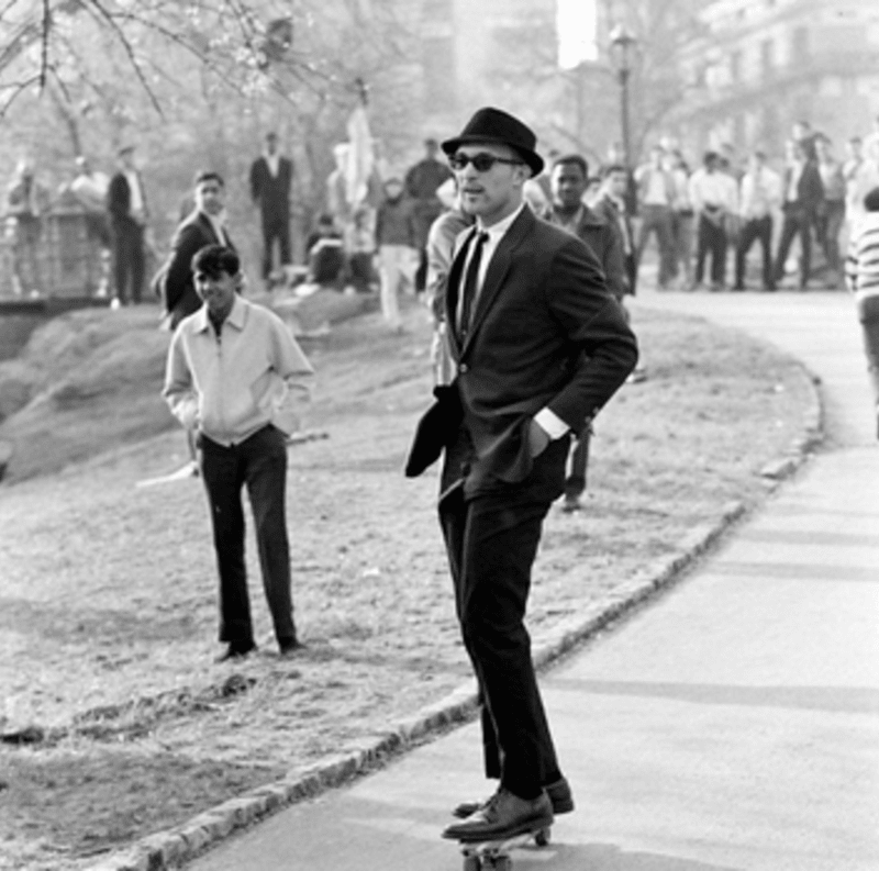 Že tenhle hipster jezdil na skateboardu předtím, než to bylo cool? Tentokrát pravda, protože tahle fotka byla pořízena v New Yorku v roce 1965!