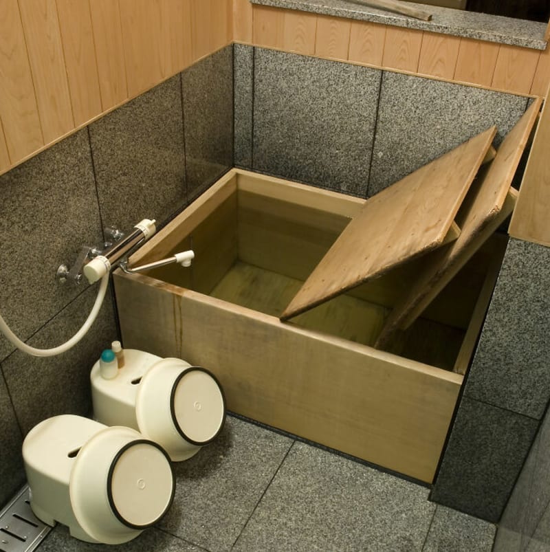 Japonské vany jsou malé, dřevěné a jmenují se furo. Tradičně byly určeny pro rituální koupele, ne pro mytí, takže nejsou tvarovány, aby se v nich leželo
