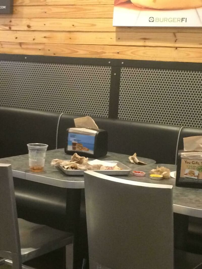Lidi, co nechají ve fast foodu stůl takhle a prostě odejdou