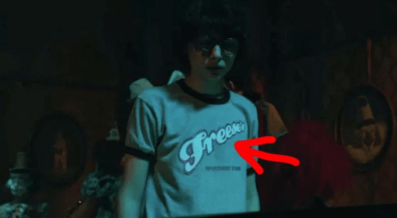 Richie nosí Freeses tričko, což bývala v Maine populární síť obchodů