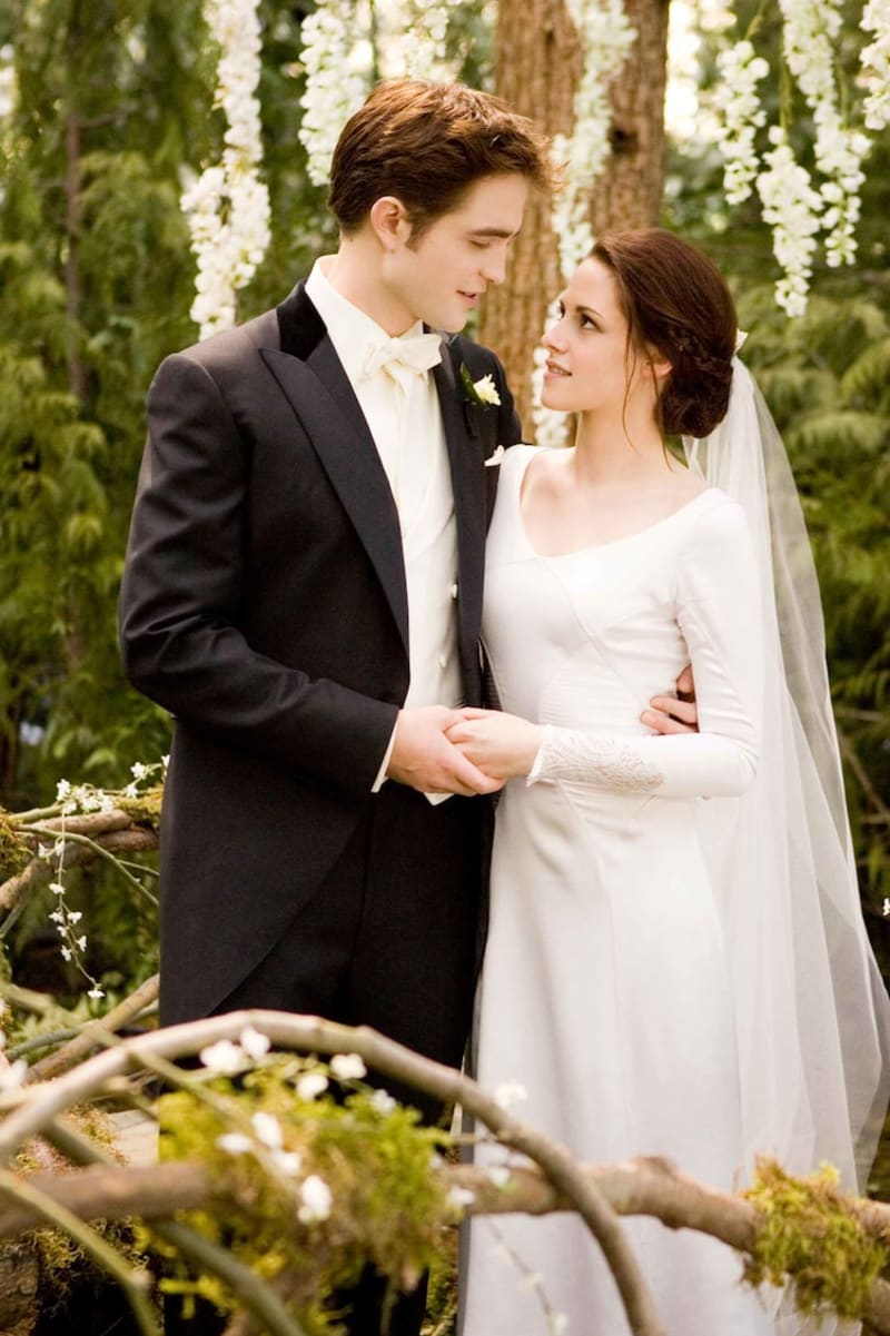 Na svatbě hraje stejná píseň, která hrála v prvním filmu na plese, kde spolu Bella s Edwardem tancovali