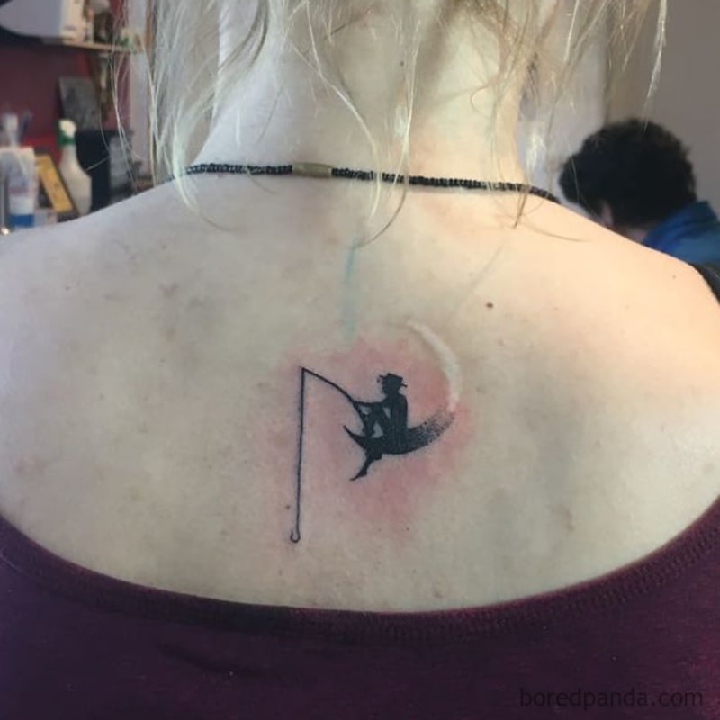 Tetování, která vtipně pracují s různými zvláštnostmi na těle 12