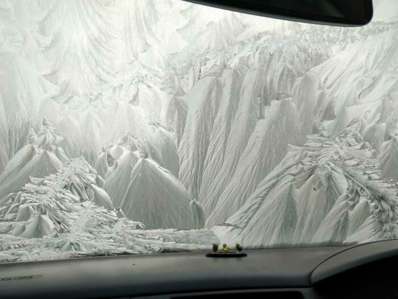 To není monumentální ledovec, ale zamrzlé čelní sklo auta