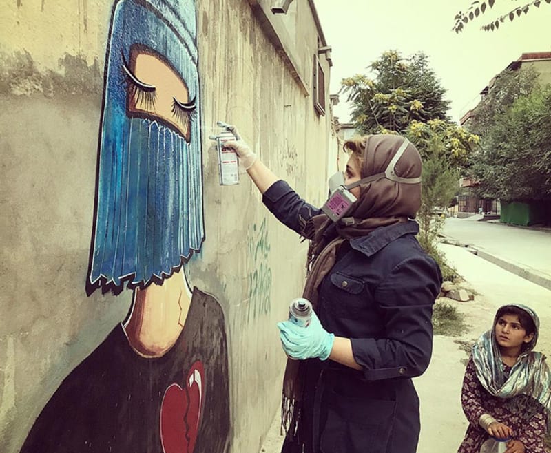 Emotivní obrazy od první afghánské pouliční umělkyně 3