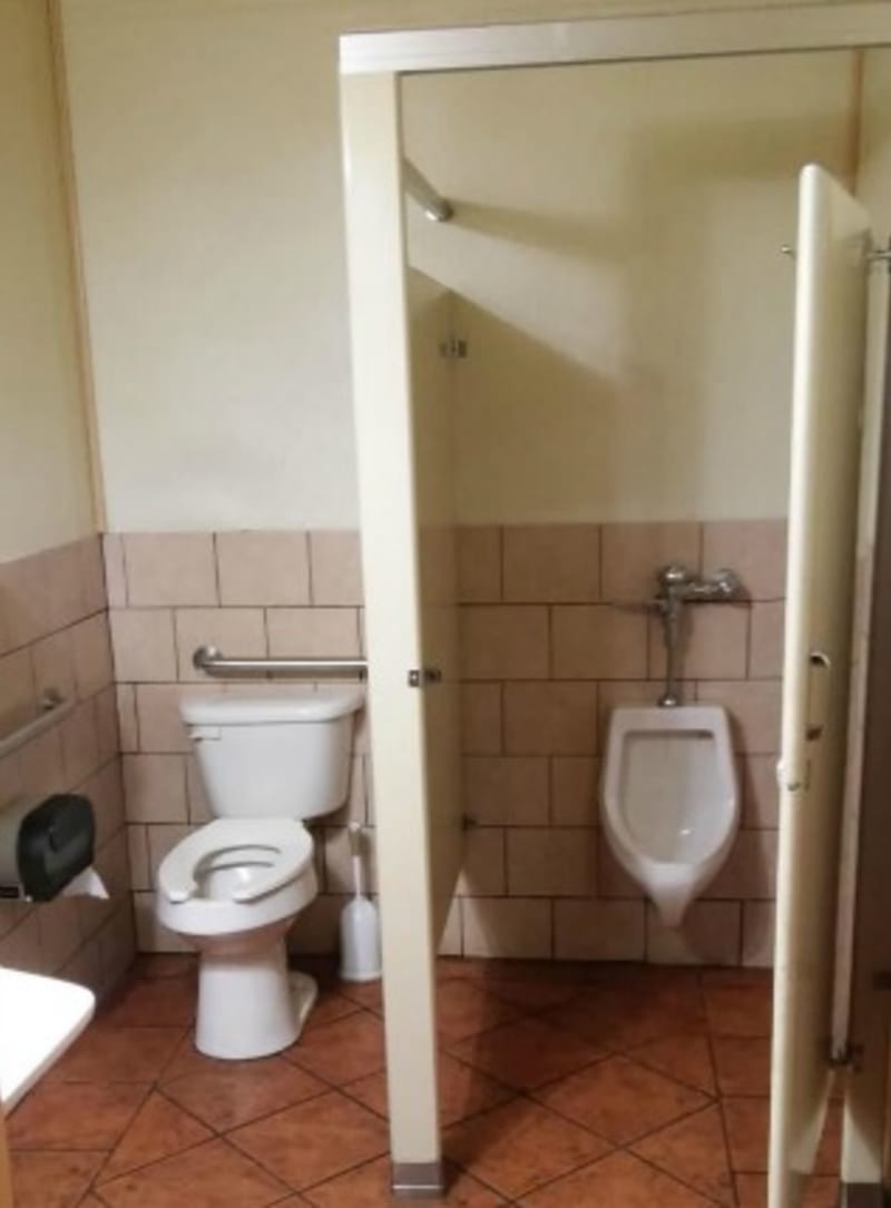 Měl jsem zabudovat dva záchody. Nikdo neřek, kam kterej patří.
