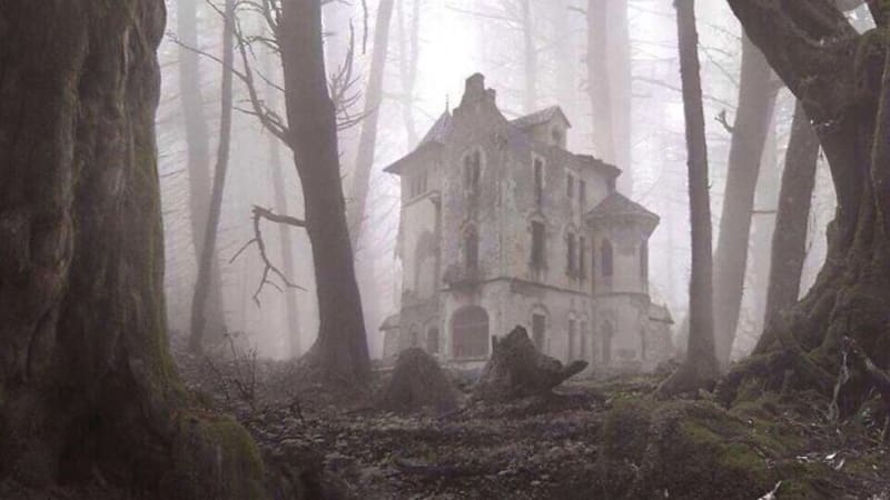 Ruský opuštěný dům uprostřed lesa