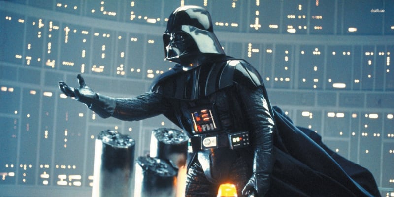 2) Darth Vader | To nejlepší na Darth Vaderovi je to, že se s ním dokážete sžít, chápete jeho pohnutky a přesto koukáte s ústy dokořán, když zabije malé učedníky řádu Jedi...