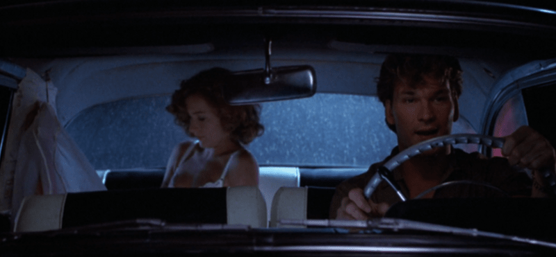 Hříšný tanec (1987) - V téhle scéně by auto mělo normálně jet, podle řadící páky je ale ve skutečnosti zaparkované.