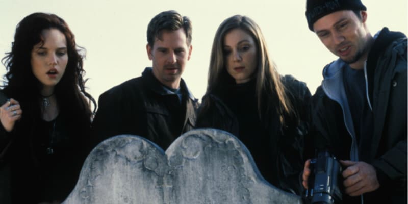 2) Záhada Blair Witch 2 (2000) - Hrdina Jeff je fascinován událostmi kolem prvního incidentu Blair Witch, když se ale na místo vydá s partou dalších lidí, rychle zjistí, že ho ta fascinance dost možná i zabije.