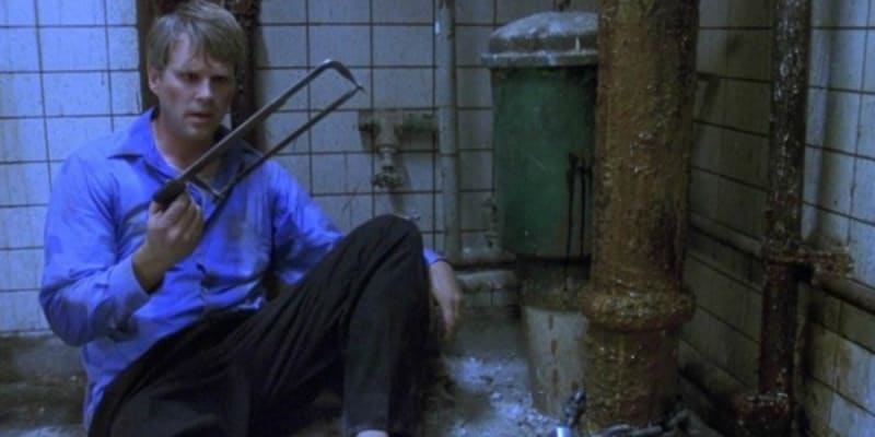 2) Saw Hra o přežití (2004) - Dva chlapi jsou spoutaní na protějších stranách stejné místnosti a mezi nimi leží mrtvola. Postupně přichází na to, že nic není tak, jak se zdá. První díl populární hororové série.