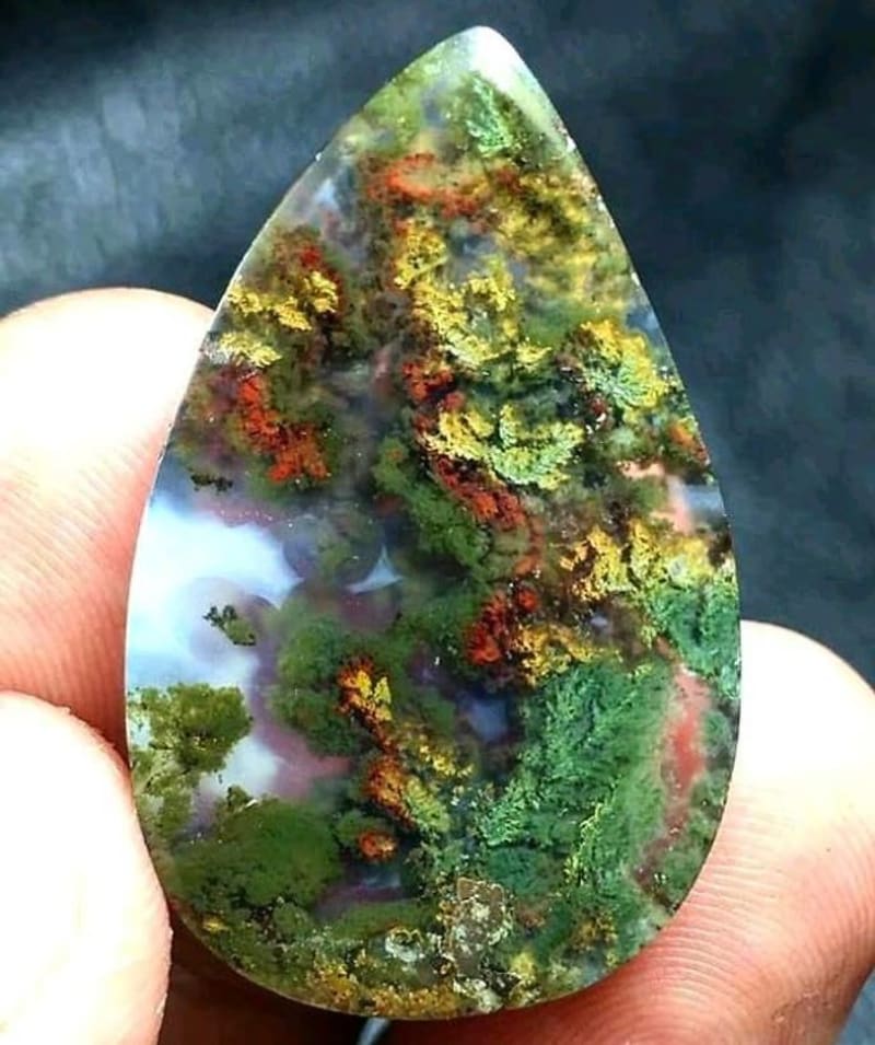 Mechový achát z Indonésie je vzácný minerál, kde železité krystaly vytvářejí dojem, že je v kameni zakletý les
