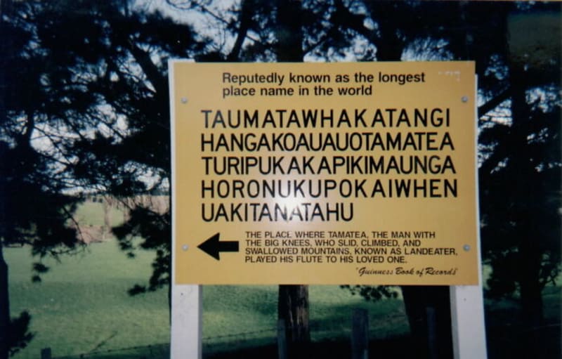 Novozélandský kopec s nejdelším místním názvem na světě. Je v maorštině a je o zamilovaném muži, co polykal hory a hrál na flétnu.