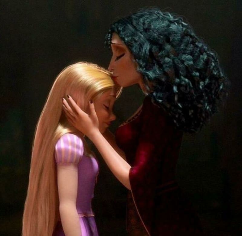 Na vlásku (2010) - Poté, co matka Gothel řekne "Tebe miluji nejvíce", tak místo aby Lociku políbila na čelo, políbí ji na vlasy, které jsou zdrojem jejího mládí