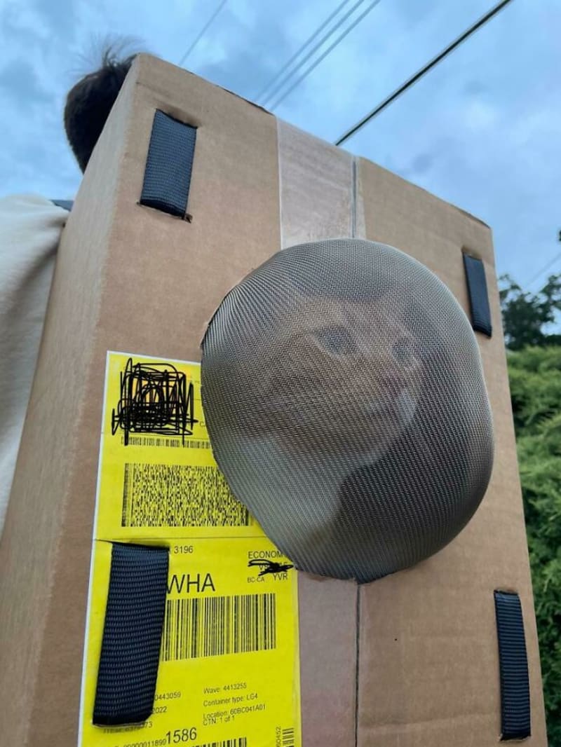 Domácky vyrobený batoh pro kočku - ano, to okénko je z cedníku