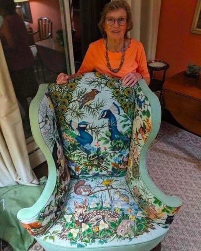 Vyšívaný klenot jeho babičky, na který je zakázáno sedat