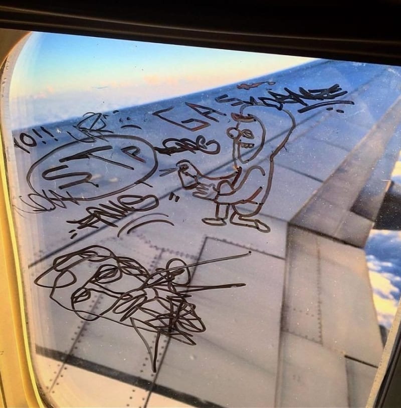 Vtipné kresby na okénku letadla 12