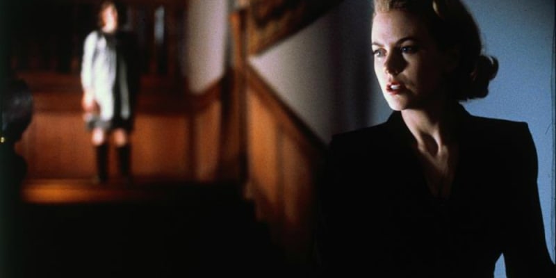 11) Ti druzí (2001) - Je konec Druhé světové války a Grace (Nicole Kidman) čeká se svými dvěma dětmi na návrat svého muže. Brzy však zjistí, že spolu s nimi doma čeká ještě něco.