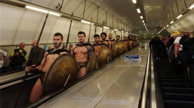 Nejlepší cosplay všech dob? Takhle ovládli londýnské metro polonazí Sparťané z 300! - Obrázek 2