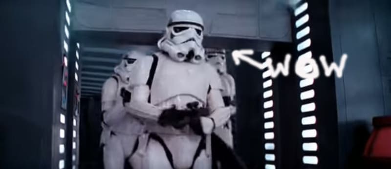 Star Wars Epizoda IV Nová naděje (1977) - V této scéně neznámý Stormtrooper trefí omylem hlavou zvednuté dveře.