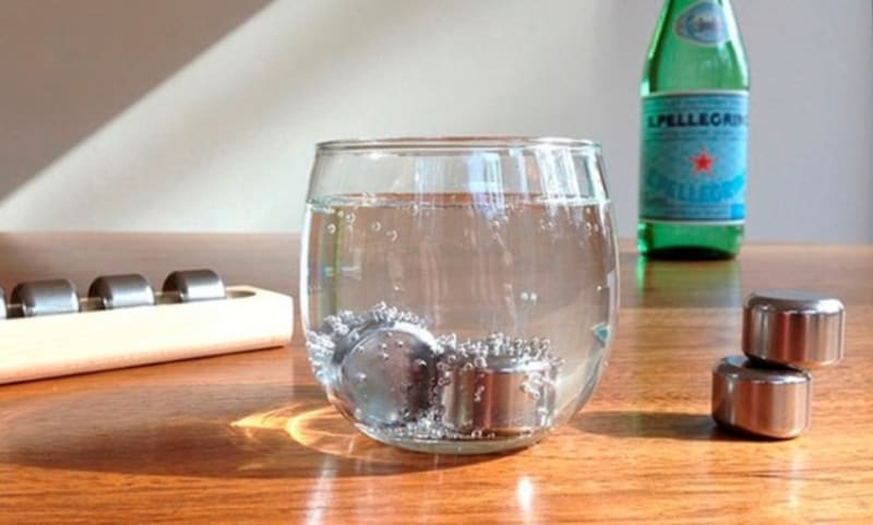 Nerezové chladící kameny místo kostek ledu, takže nápoj zůstane nezředěný.