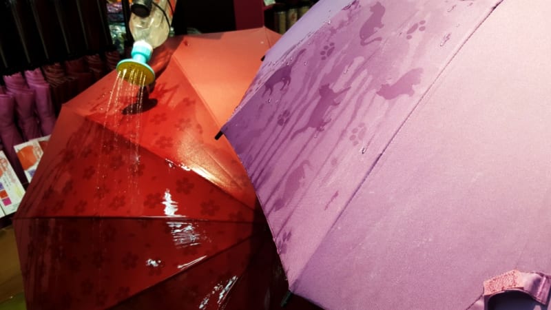 Deštníky se skrytým vzorem, který se ukáže až při kontaktu s tekutinou