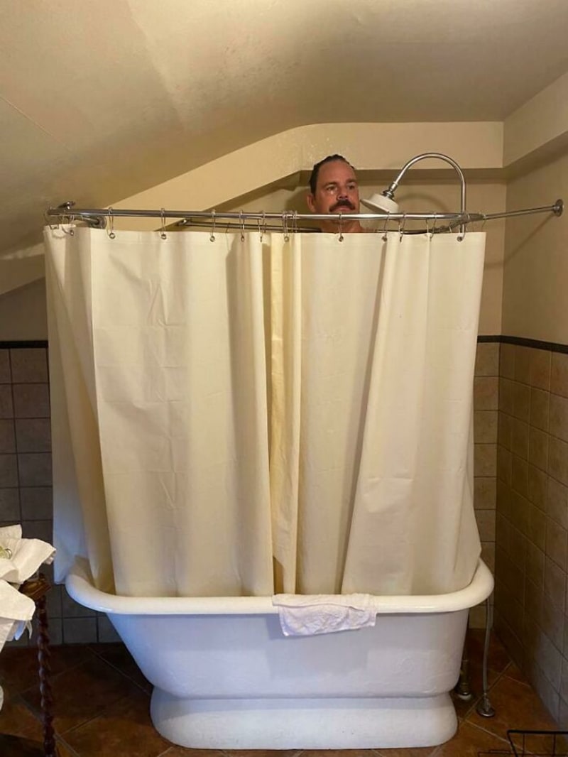 V nabídce Airbnb nepsali, že sprcha je pro liliputy