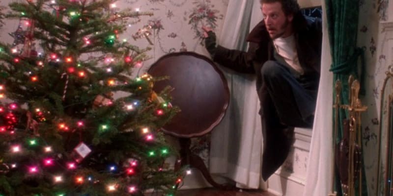 Herec Daniel Stern se rozhodl při scéně s vánočníma ozdobama šlapat na opravdové, byť ne tak nebezpečné, sklo.