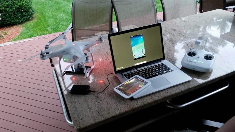 Uživatel Hyperion995 z Redditu přimontoval svůj mobil na drona.