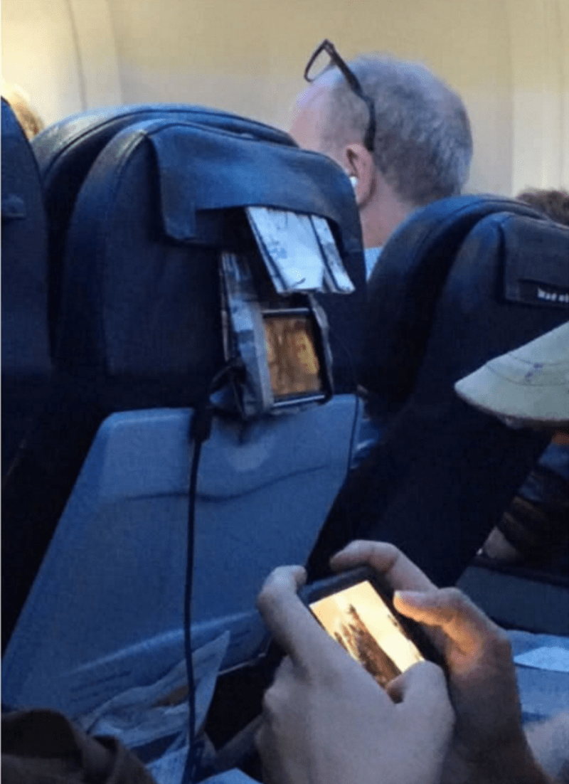 Týpek, co si v letadle složil z novin držák na iPad
