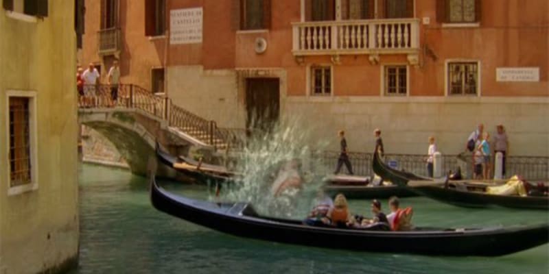15) Žralok v Benátkách (2008) - Jak z názvu vypovídá, děj se odehrává v Benátkách a všechno je fajn, dokud do klidných vod romantického města nepřipluje žralok.