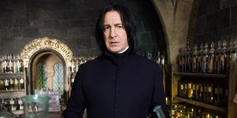 1) Severus Snape z Harryho Pottera – Ano, kontroverzní vítěz. Alan Rickman nás ale donutil Snapea nenávidět tak dokonale, že je finální odhalení jen třešničkou na lahodném záporáckém dortu. Ta postava je prostě geniální a zaslouží si první místo!