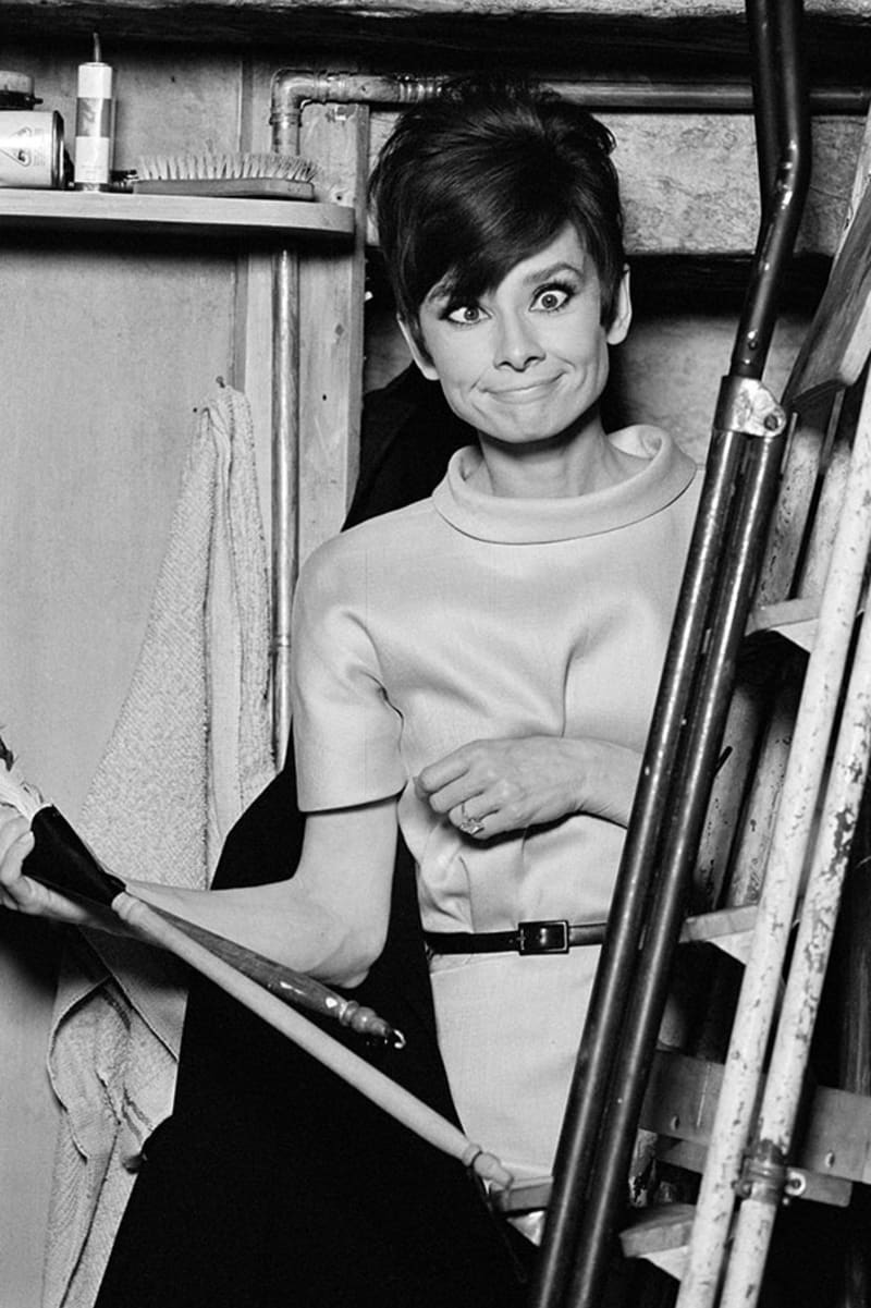Audrey Hepburn vtipkuje v Paříži při natáčení romantické komedie Jak ukrást Venuši (1965)