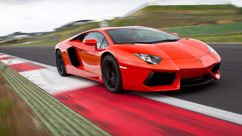 Lamborghini Aventador: "Aventador je velký a těžký a na okruhu to brzdy okamžitě vzdají. Ze všech superaut bych si ale stejně vybral tohle. Jakého mazlíčka byste chtěli domů - sofistikovaného robota, nebo zatraceně skvělého brontosaura?"