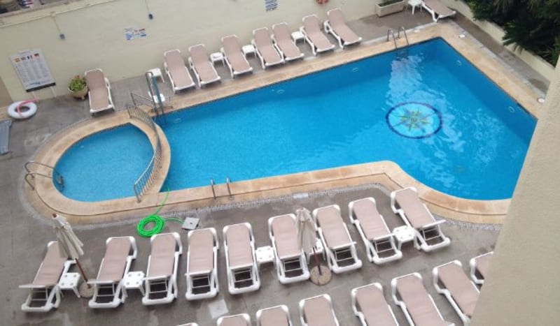 Dorazíte do hotelu a když se kouknete z balkónu na hotelový bazén...