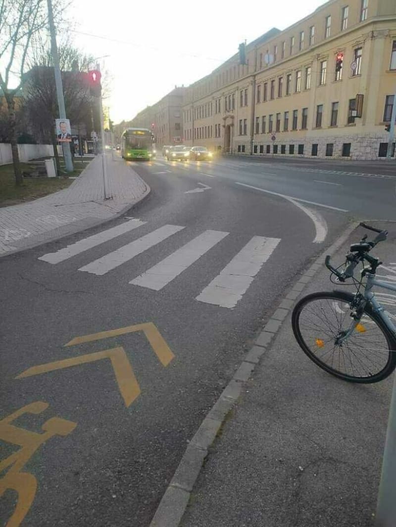 Tady se zřejmě někdo chtěl zbavit cyklistů...