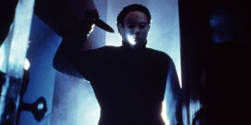 2) Halloween (1978) - Klasika od legendárního hororového režiséra Johna Carpentera vypráví o postavě Michaela, který v 6 letech ubodal svou starší sestru a o 15 let později se vrací zpátky na místo činu, aby dokončil své krvavé dílo.