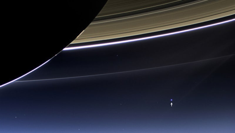 Kdybyste se dívali ze Saturnu směrem k Zemi, tohle je maximum, co uvidíte...