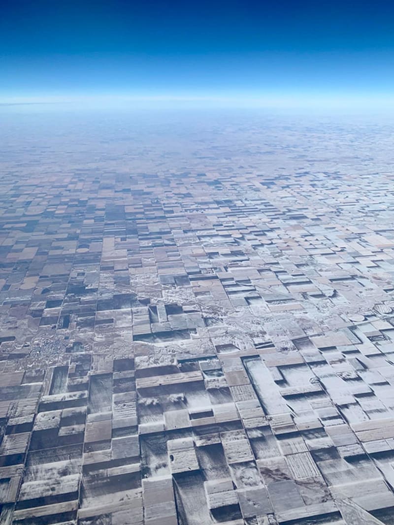 Letecký pohled na plochou zemědělskou půdu v Coloradu v zimě vytváří neskutečnou 3D iluzi