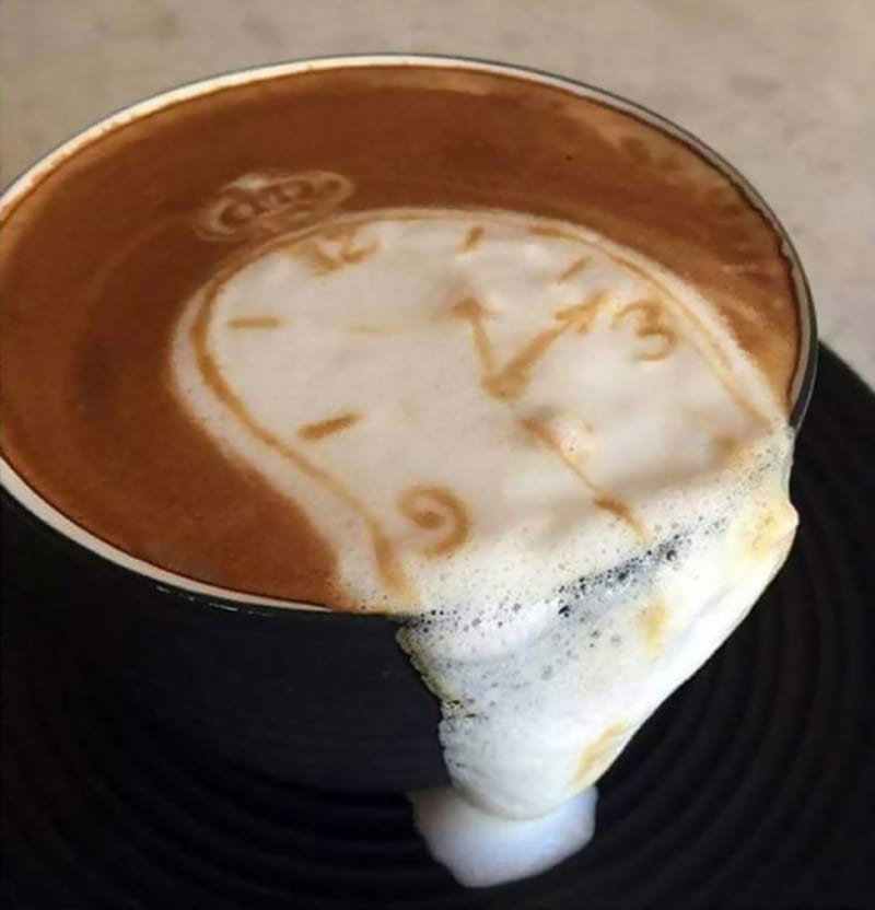 Latte art ve stylu Dalího