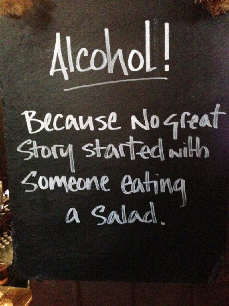 Alkohol! Protože žádná skvělá příhoda nikdy nezačala tím, že si někdo dal salát