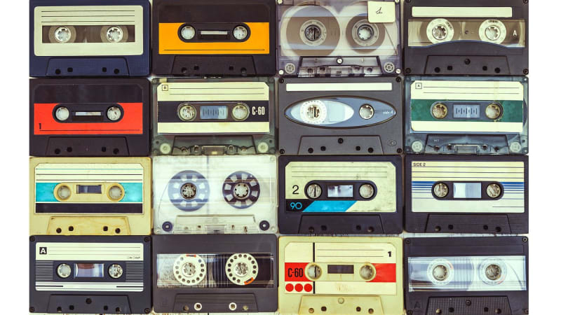 Díky popularitě Walkmanu v roce 1983 prodej kazet poprvé překonal prodeje vinylů