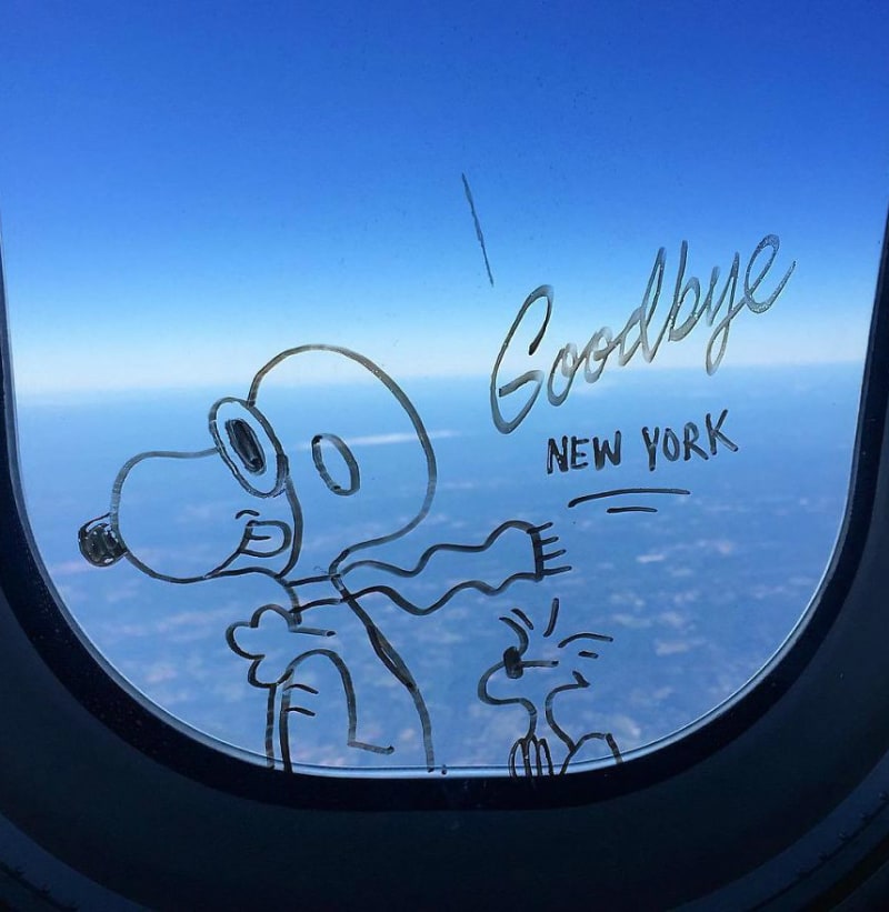 Vtipné kresby na okénku letadla 4
