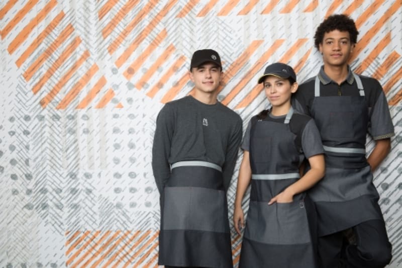 McDonalds zavádí nové šedo-šedé uniformy... 1