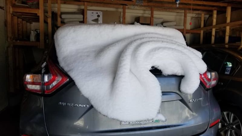 Shrnutá vrstva sněhu na autě vypadá jako bílá deka