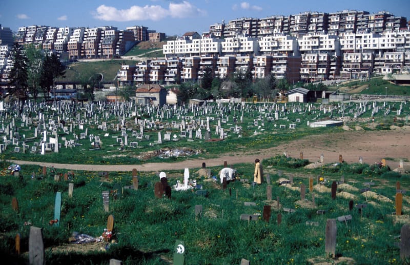 Část olympijského komplexu v Sarajevu dnes slouží jako hřbitov - celkem příznačné.