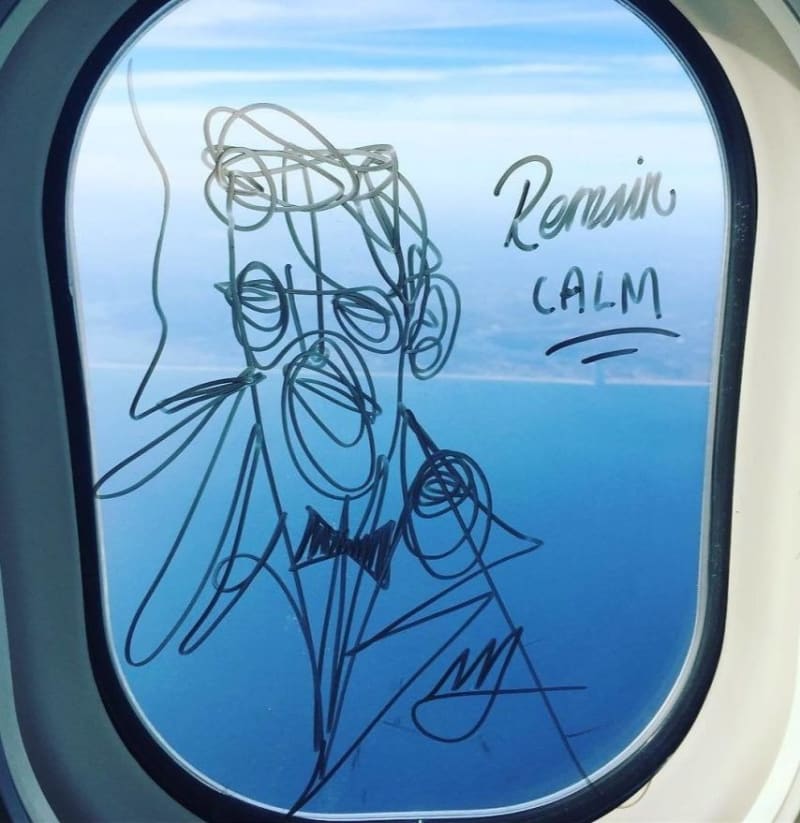 Vtipné kresby na okénku letadla 11